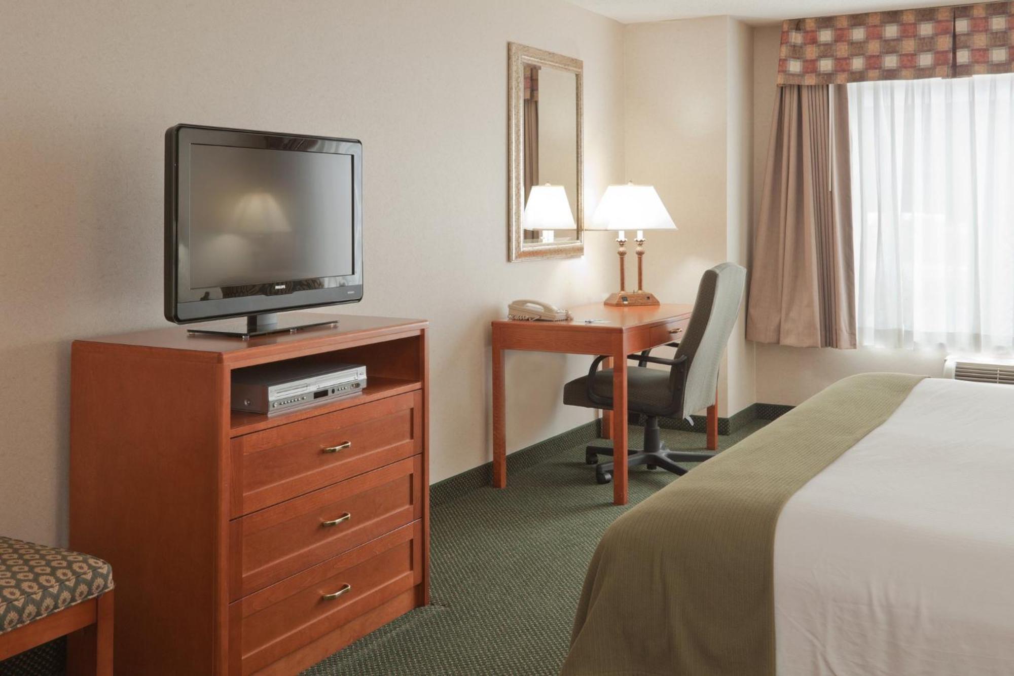 Holiday Inn Express Hotel & Suites Bryan-Montpelier By Ihg Holiday City Exterior photo